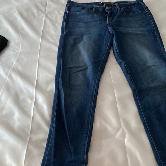 Deep blue Levi’s skinny leggings. - Picture 3 of 4